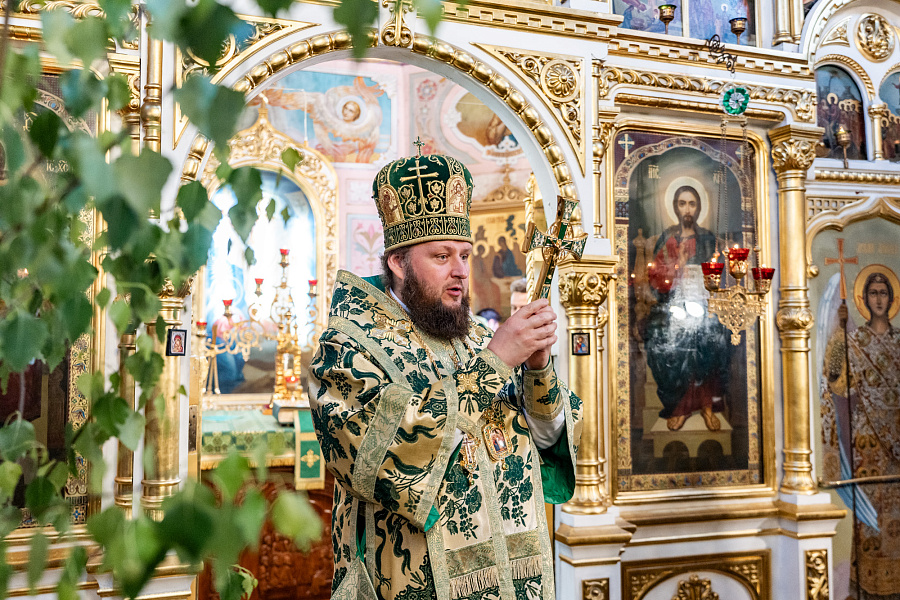 Божественная литургия в День Святого Духа в Троицком храме в Наташине города Люберцы